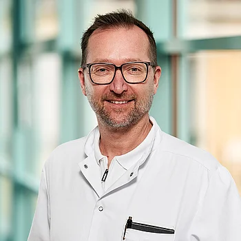 Portraitfoto von Herrn Prof. Dr. Eckart Mayr, Chefarzt Orthopädie