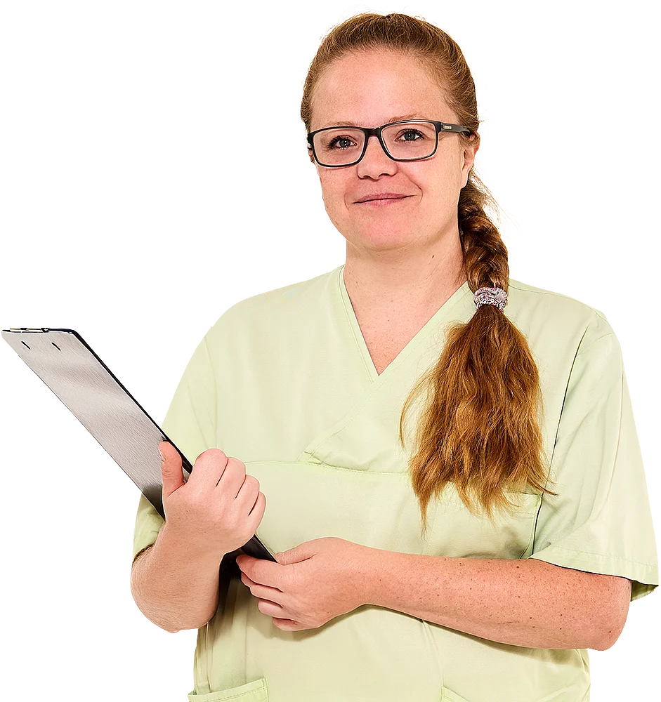 Pflegerin mit Brille und geflochtenem Haar hält Klembrett mit Patientenakte – Nachtdienst im FlexTeam des Allgemeinen Krankenhauses Celle: planbare Nachtschichten mit Zuschlägen und verlässlichem Rhythmus.