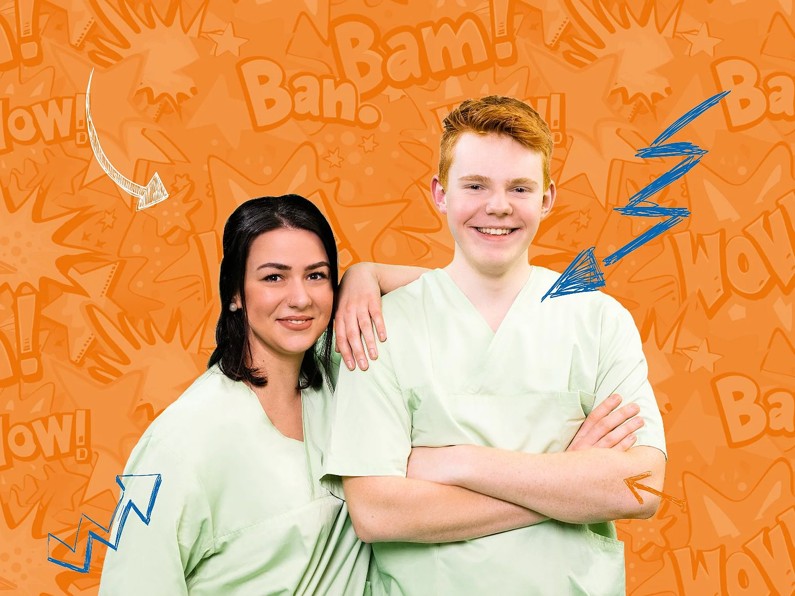Zwei Jugendliche in OP-Kleidung stehen lachend vor einem orangefarbenen Hintergrund mit Comic-Grafiken.