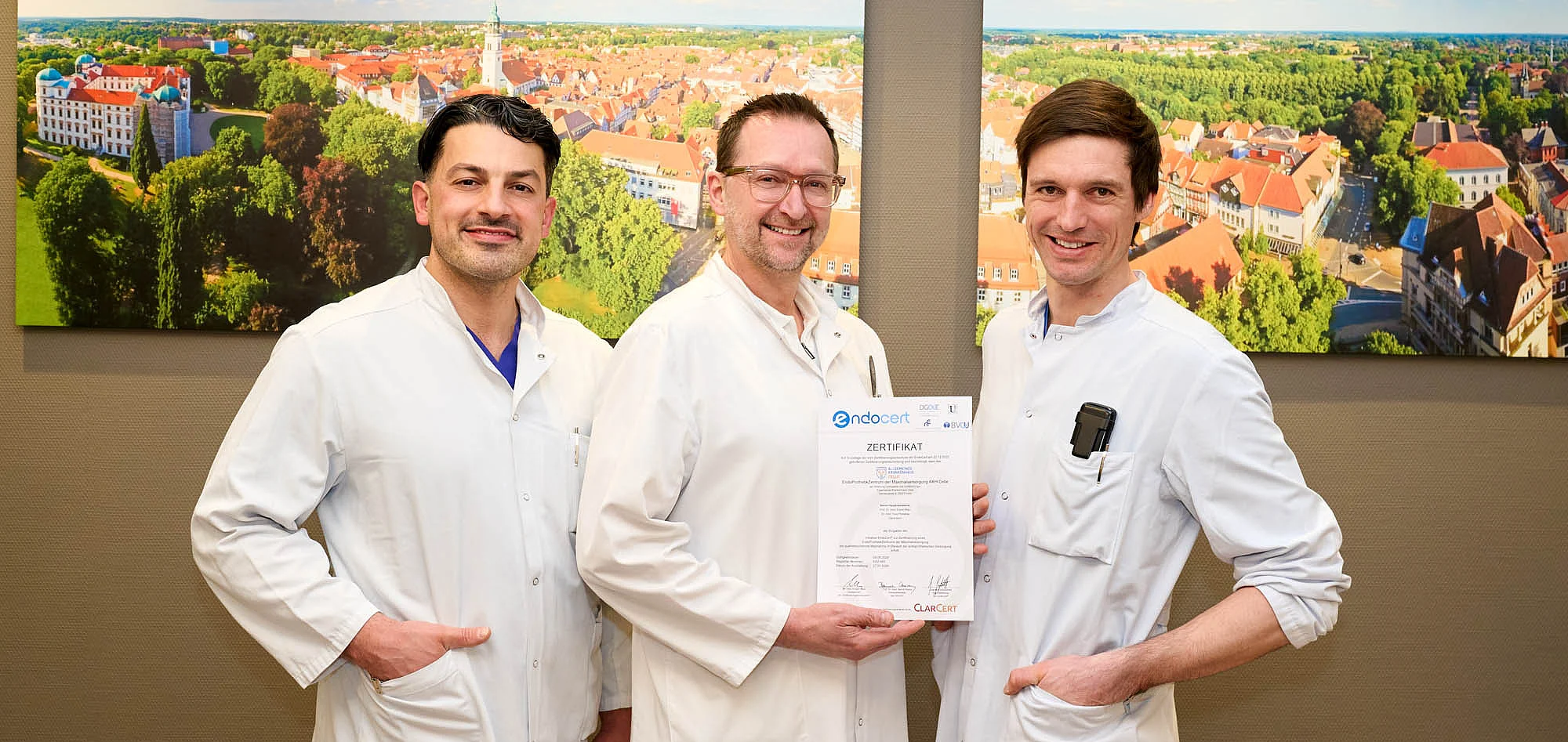 Zertifikat mit Chefarzt Prof. Dr. Mayr und zwei Oberärzten