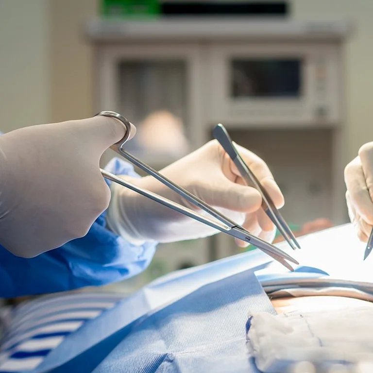 Operationsteam führt chirurgischen Eingriff unter sterilen Bedingungen im OP-Saal durch