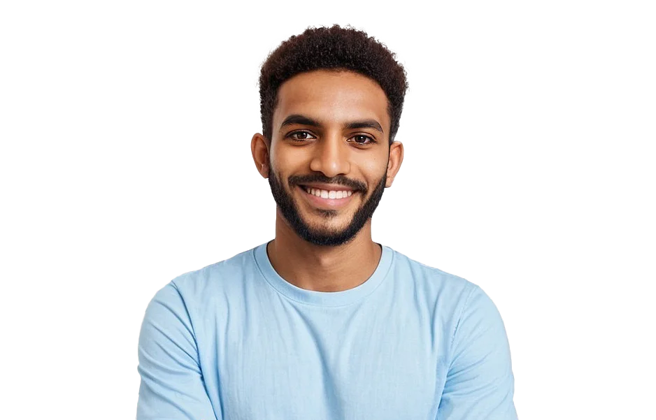 Ein junger Mann mit kurzem Haar und Bart steht selbstbewusst mit verschränkten Armen und einem freundlichen Lächeln vor neutralem Hintergrund.