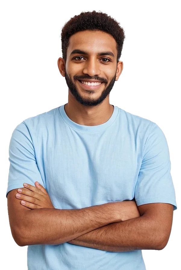 Ein junger Mann mit kurzem Haar und Bart steht selbstbewusst mit verschränkten Armen und einem freundlichen Lächeln vor neutralem Hintergrund.