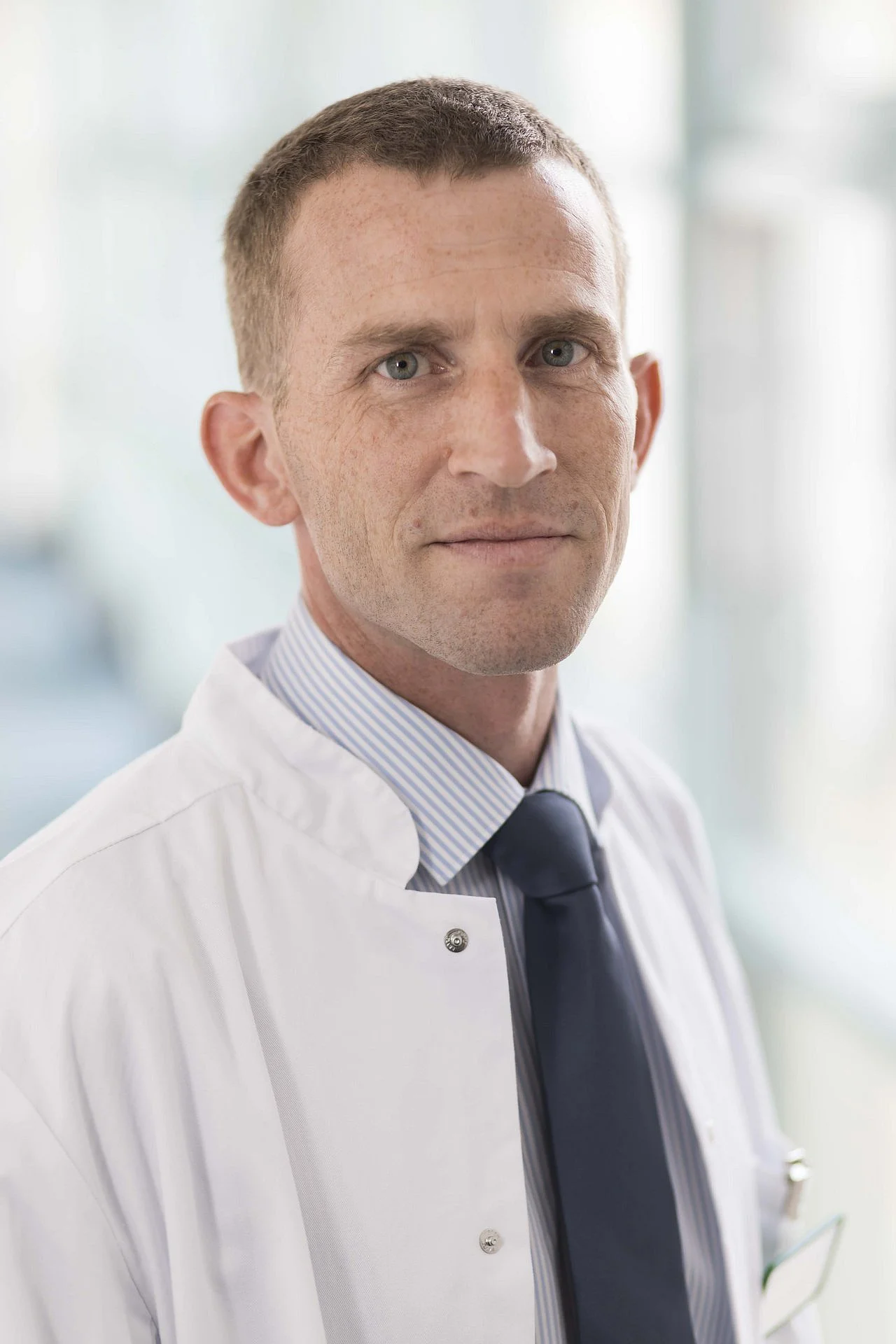 Portraitfoto von Dr. med. Wieland Raue, Leiter des Zentrums für robotische Chirurgie