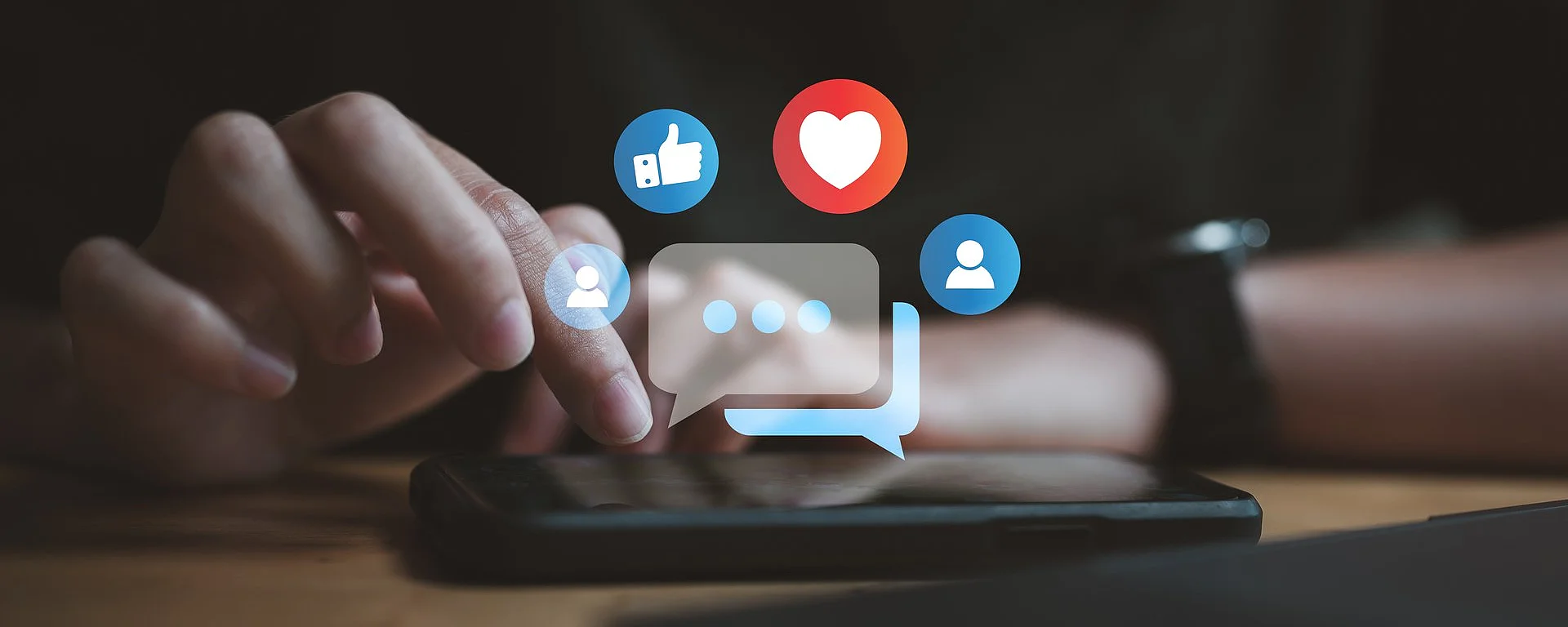 Person tippt auf Smartphone mit Social-Media-Symbolen für Likes, Kommentare und Follower