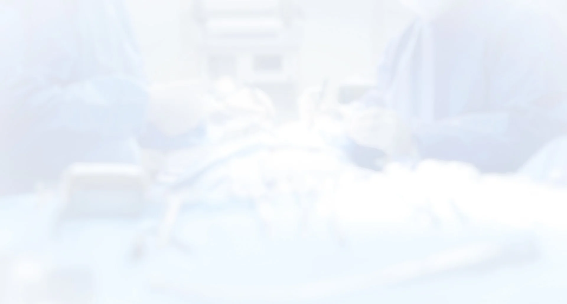 Das Bild zeigt eine stark aufgehellte Szene eines medizinischen Eingriffs oder einer Operation, bei der mehrere Personen um einen Patienten arbeiten. Die Details sind durch die Lichtgestaltung nur schemenhaft erkennbar.