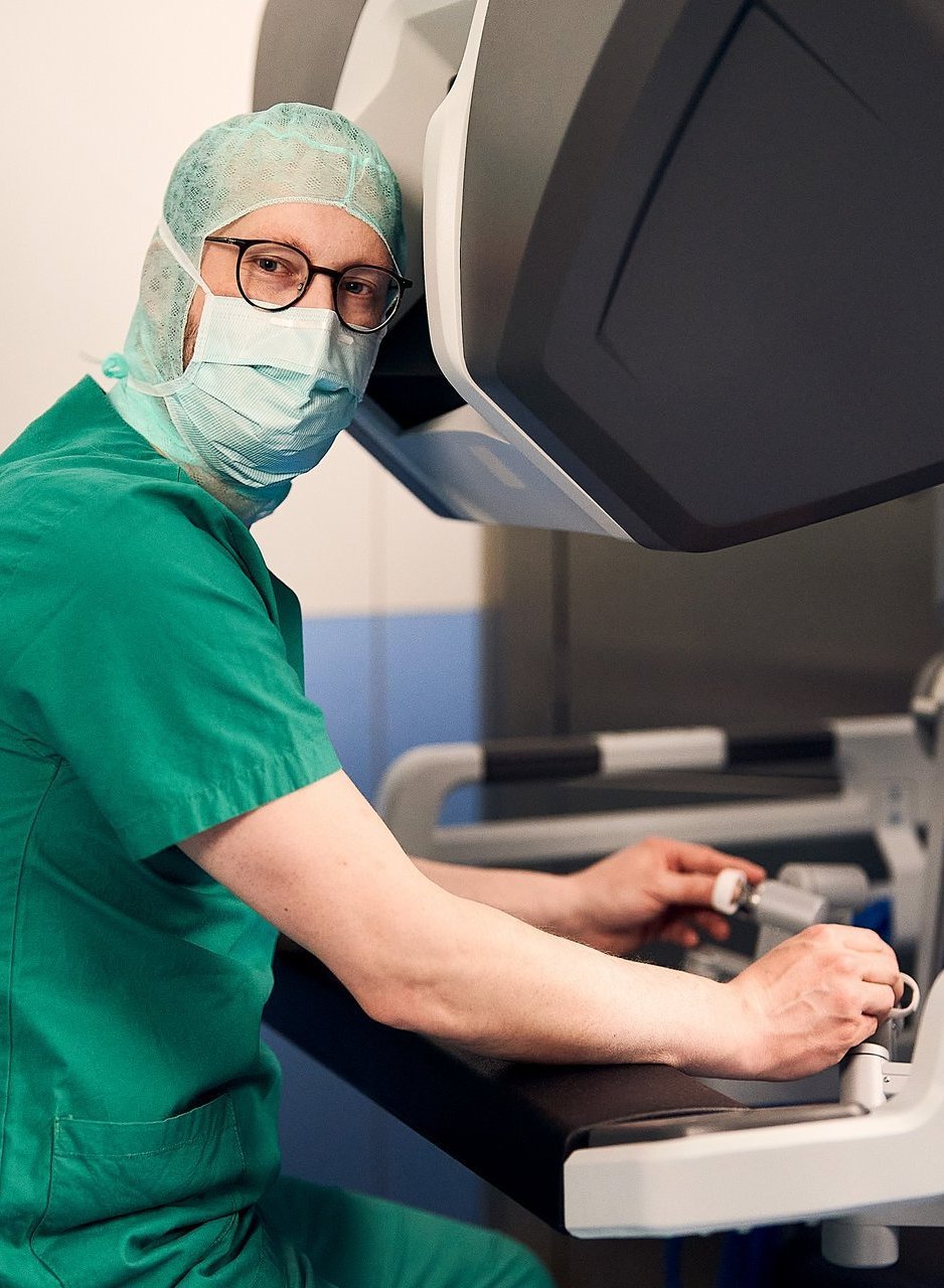 Chefarzt der Urologie des AKH Celle bei roboterunterstützter Operation – individuelle Patientenversorgung und Hightech-Medizin mit dem Da Vinci-Operationssystem.