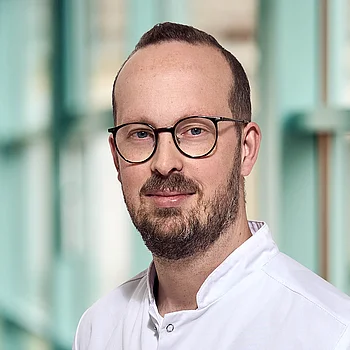 Portraitfoto von Herrn Dr. Yannick Lippka, Chefarzt Urologie