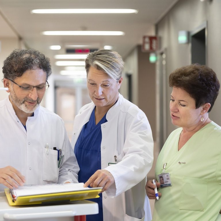 Drei Mitarbeiter der Abteilung "Gefäßchirurgie und Gefäßzentrum" besprechen sich.