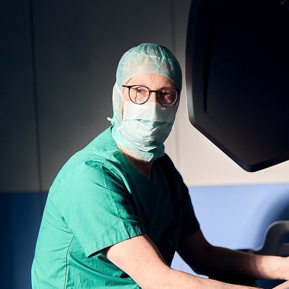 Eine Operation beginnt nicht erst im OP-Saal und endet nicht mit dem letzten Schnitt. Von der ersten Aufklärung bis zur Nachsorge stehen wir an der Seite unserer Patientinnen und Patienten – fachlich kompetent, menschlich engagiert.