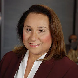 Portraitfoto von Frau Yasemin Sergerdanoglu, Oberärztin Radiologie