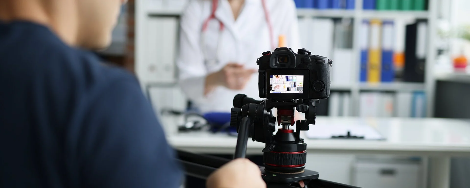 Kamerateam filmt eine Ärztin im Büro – Videoproduktion für medizinische Inhalte