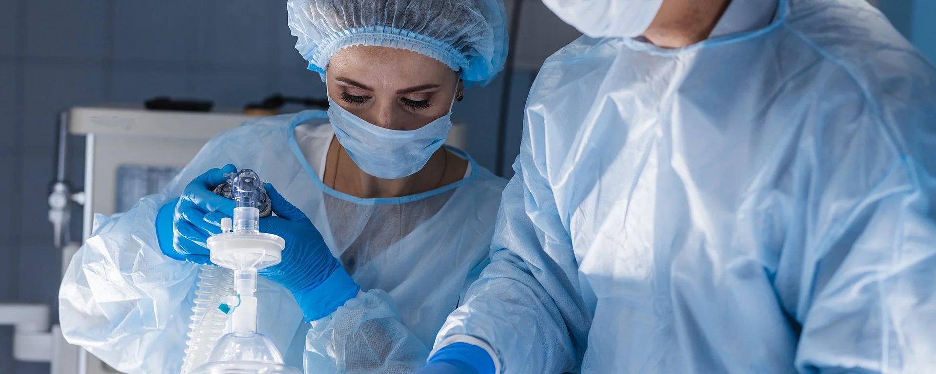 Ein Team von Anästhesisten im OP-Bereich des AKH Celle bereitet einen Patienten auf eine Operation vor. Moderne medizinische Geräte und eine sterile Umgebung sind zu sehen.