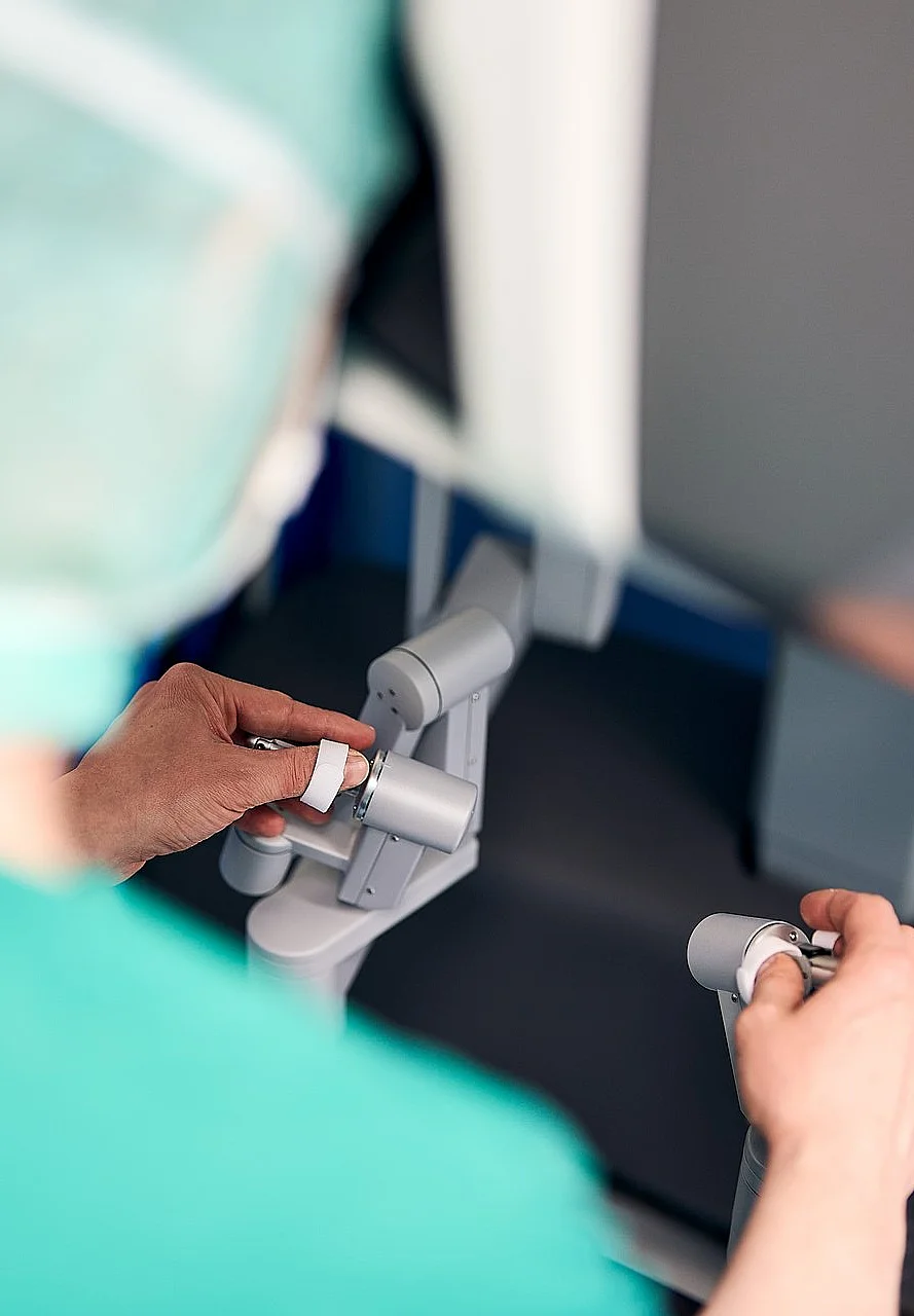 Feinmotorische Steuerung durch den Chefarzt der Urologie an der Da Vinci-Konsole im AKH Celle – roboterassistierte Urologie für höchste Präzision bei minimalinvasiven Operationen.