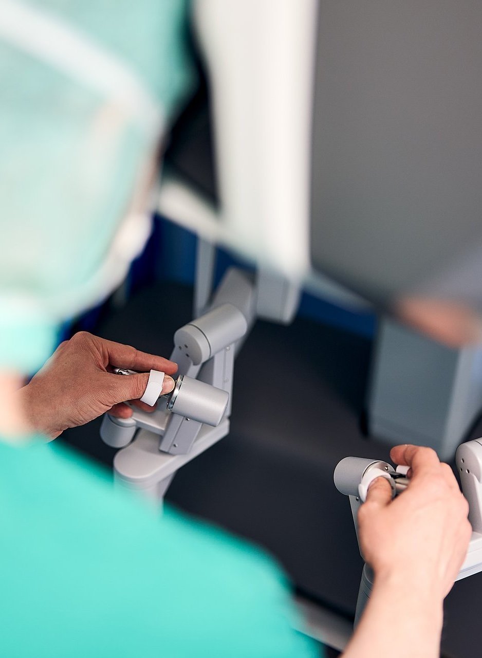 Feinmotorische Steuerung durch den Chefarzt der Urologie an der Da Vinci-Konsole im AKH Celle – roboterassistierte Urologie für höchste Präzision bei minimalinvasiven Operationen.