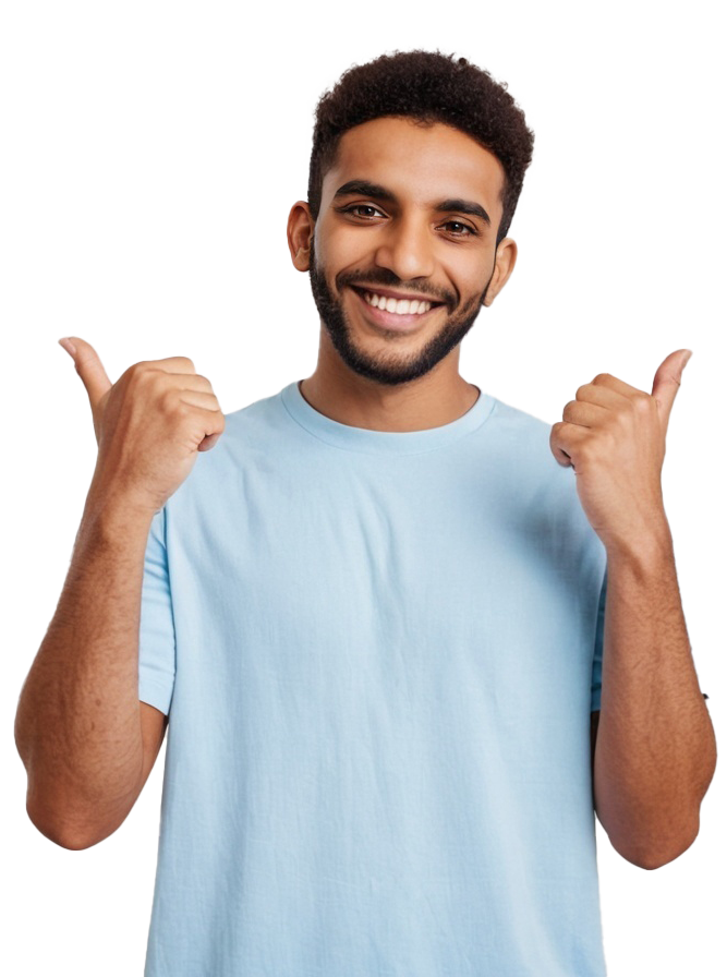Ein junger Mann in einem hellblauen T-Shirt lächelt und zeigt mit beiden Daumen auf sich selbst – eine selbstbewusste und positive Geste.