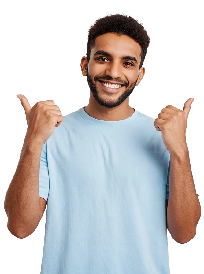 Ein junger Mann in einem hellblauen T-Shirt lächelt und zeigt mit beiden Daumen auf sich selbst – eine selbstbewusste und positive Geste.