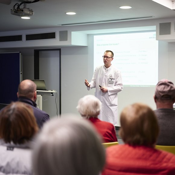 Mit den Tipps und Übungen aus unserer Patientenschule sind Sie bestens vorbereitet – für eine selbstbewusste und schnelle Rückkehr in Ihren Alltag.