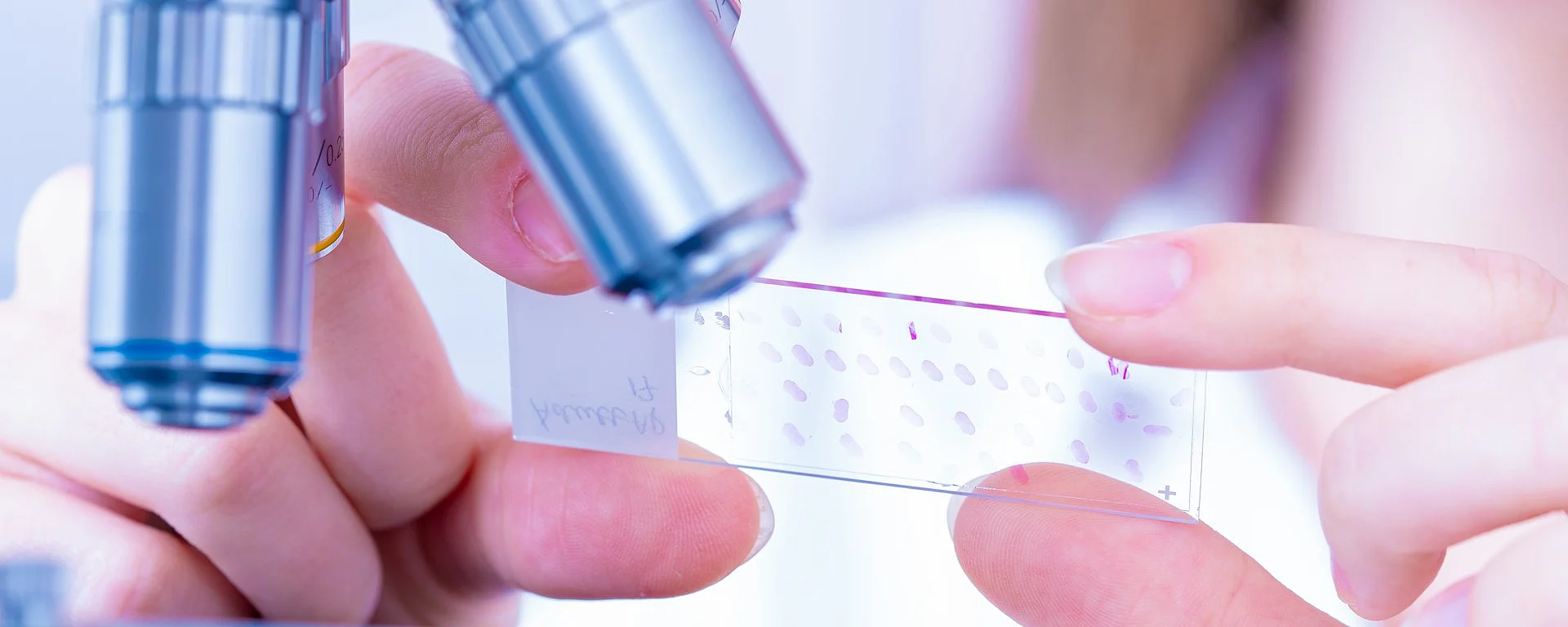Pathologin analysiert Gewebeprobe unter dem Mikroskop – präzise Diagnostik im Fachbereich Pathologie