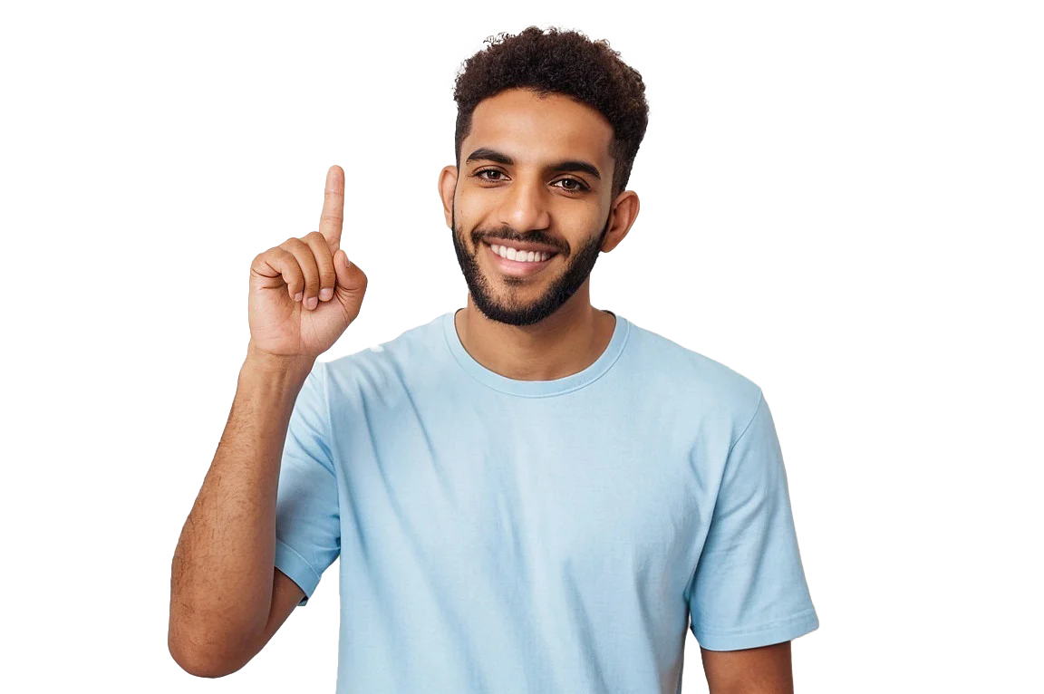 Ein junger Mann in hellblauem T-Shirt lächelt freundlich und hebt einen Finger, als wolle er eine Idee oder einen wichtigen Punkt betonen.