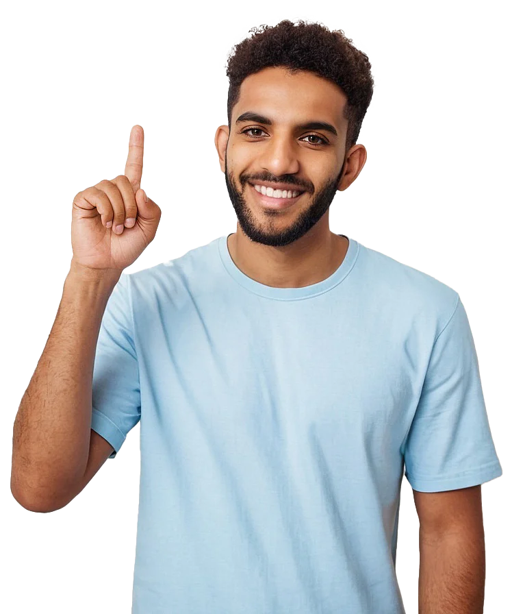 Ein junger Mann in hellblauem T-Shirt lächelt freundlich und hebt einen Finger, als wolle er eine Idee oder einen wichtigen Punkt betonen.