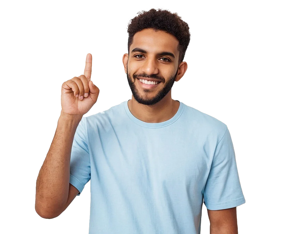 Ein junger Mann in hellblauem T-Shirt lächelt freundlich und hebt einen Finger, als wolle er eine Idee oder einen wichtigen Punkt betonen.