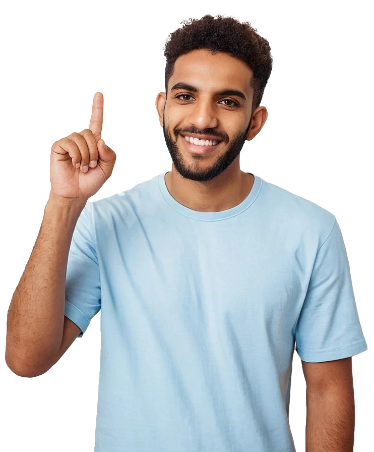 Ein junger Mann in hellblauem T-Shirt lächelt freundlich und hebt einen Finger, als wolle er eine Idee oder einen wichtigen Punkt betonen.