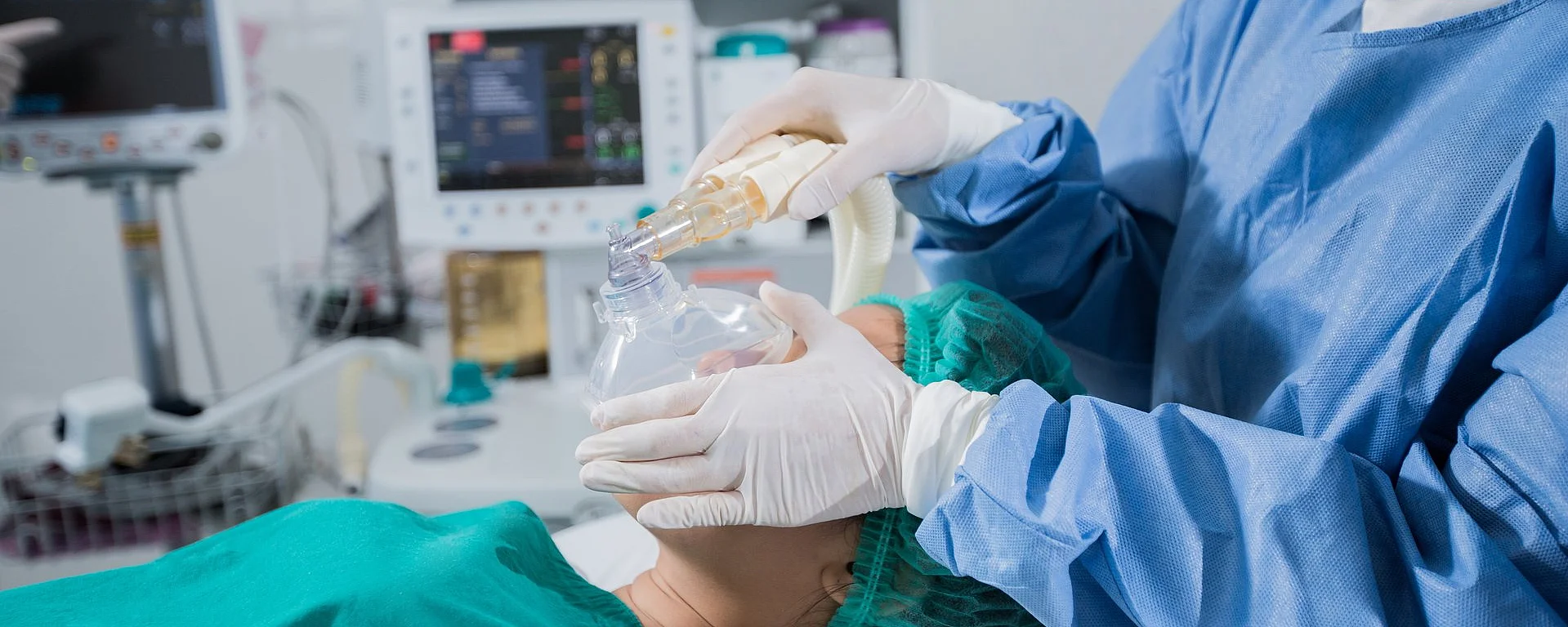 Anästhesist im OP des AKH Celle überwacht die Vitalfunktionen eines Patienten auf einem Monitor. Im Hintergrund ist medizinisches Equipment zu sehen.