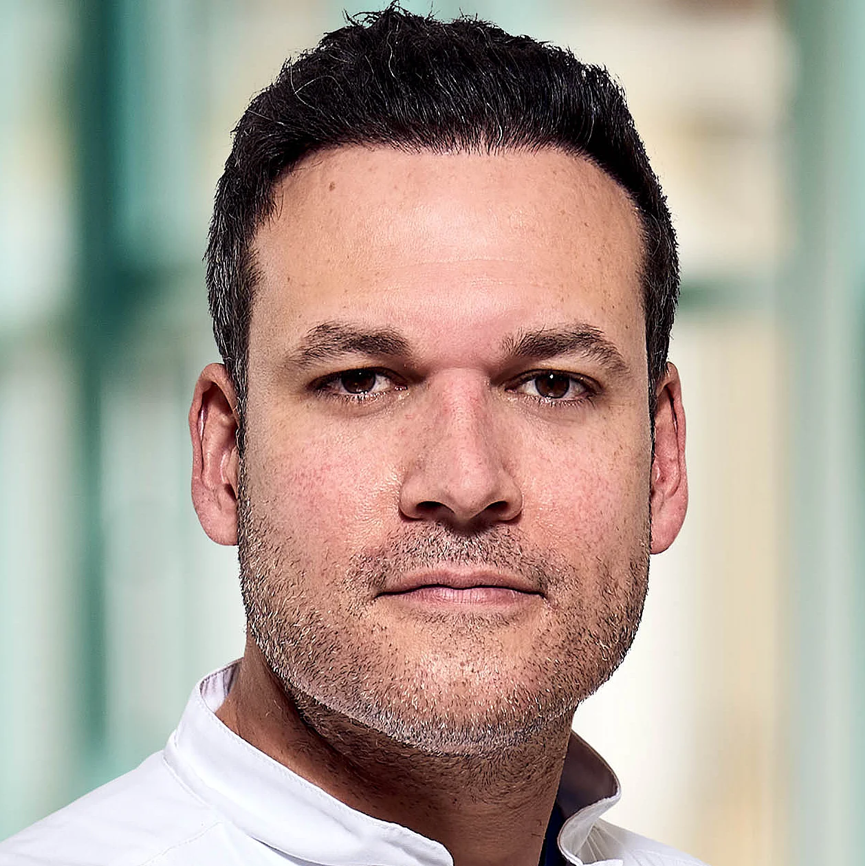 Portraitfoto von Herrn Dr. med. Alexander Velickovic, Oberarzt Gefäßchirurgie