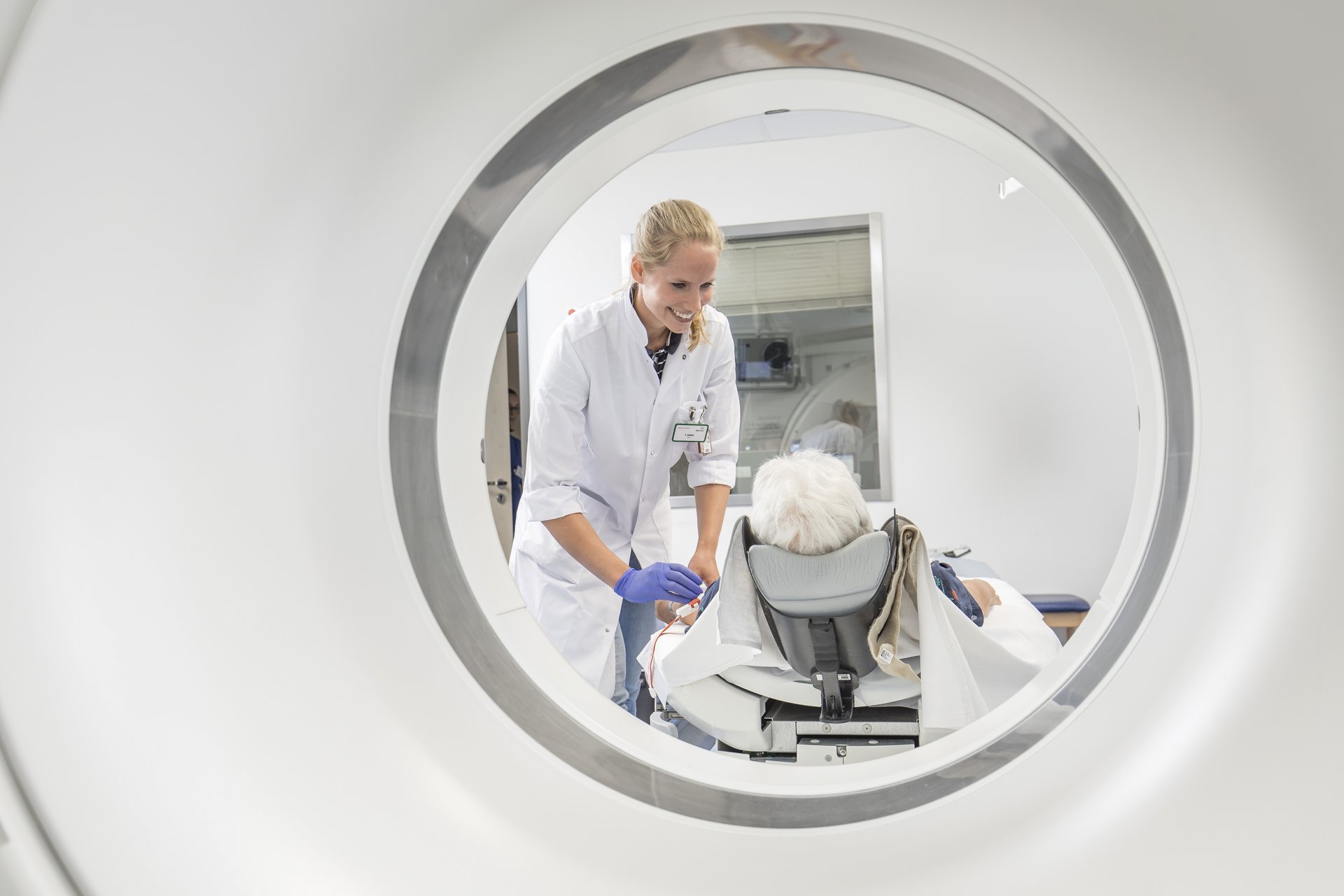 Medizinisches Personal betreut einen Patienten im CT-Scanner