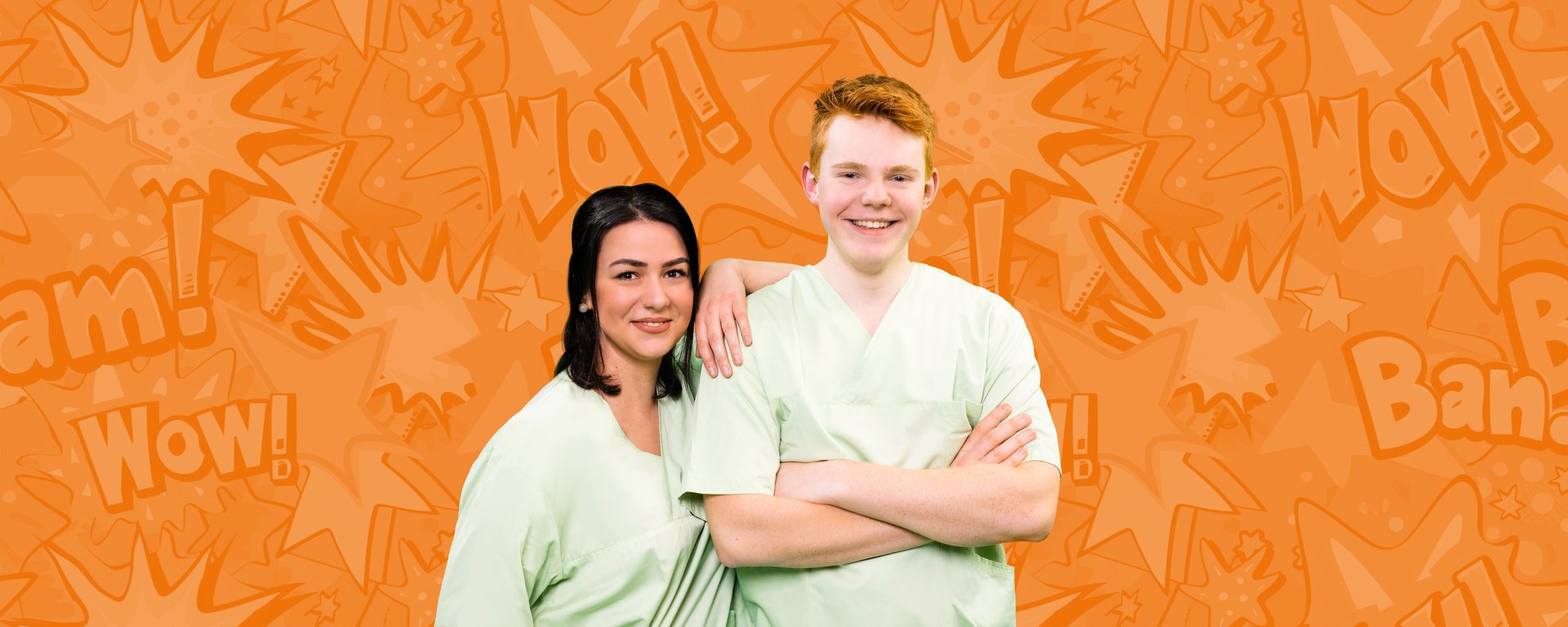 Zwei Auszubildende in der Pflege vor orangefarbenem Hintergrund