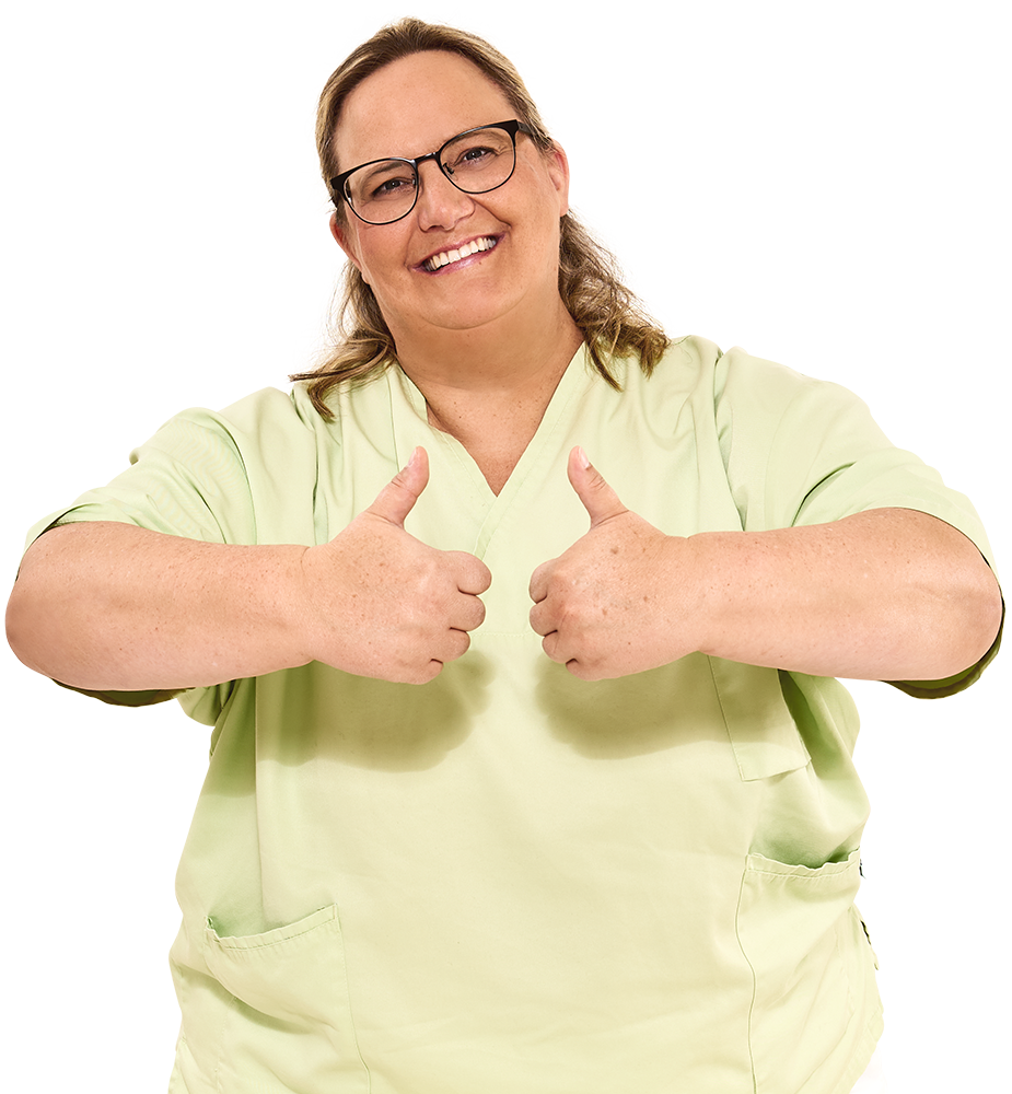 Erfahrene Pflegekraft im FlexTeam des AKH Celle zeigt beide Daumen hoch – motiviert und zufrieden im flexiblen Pflegedienst mit verlässlichen Dienstplänen und Wertschätzung im Berufsalltag.