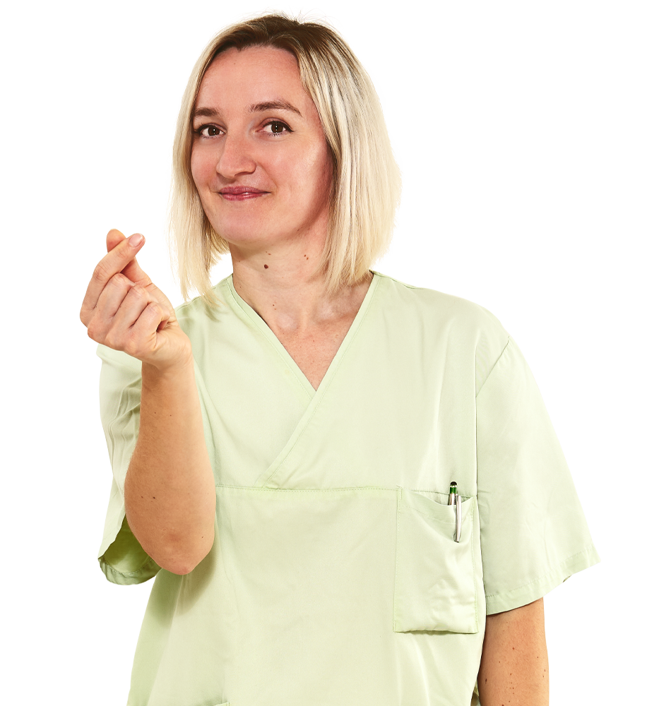 Pflegefachkraft in hellgrüner Dienstkleidung zeigt Herz mit ihren Fingern – FlexTeam des Allgemeinen Krankenhauses Celle ermöglicht flexible Arbeitszeiten, die zum Leben passen.