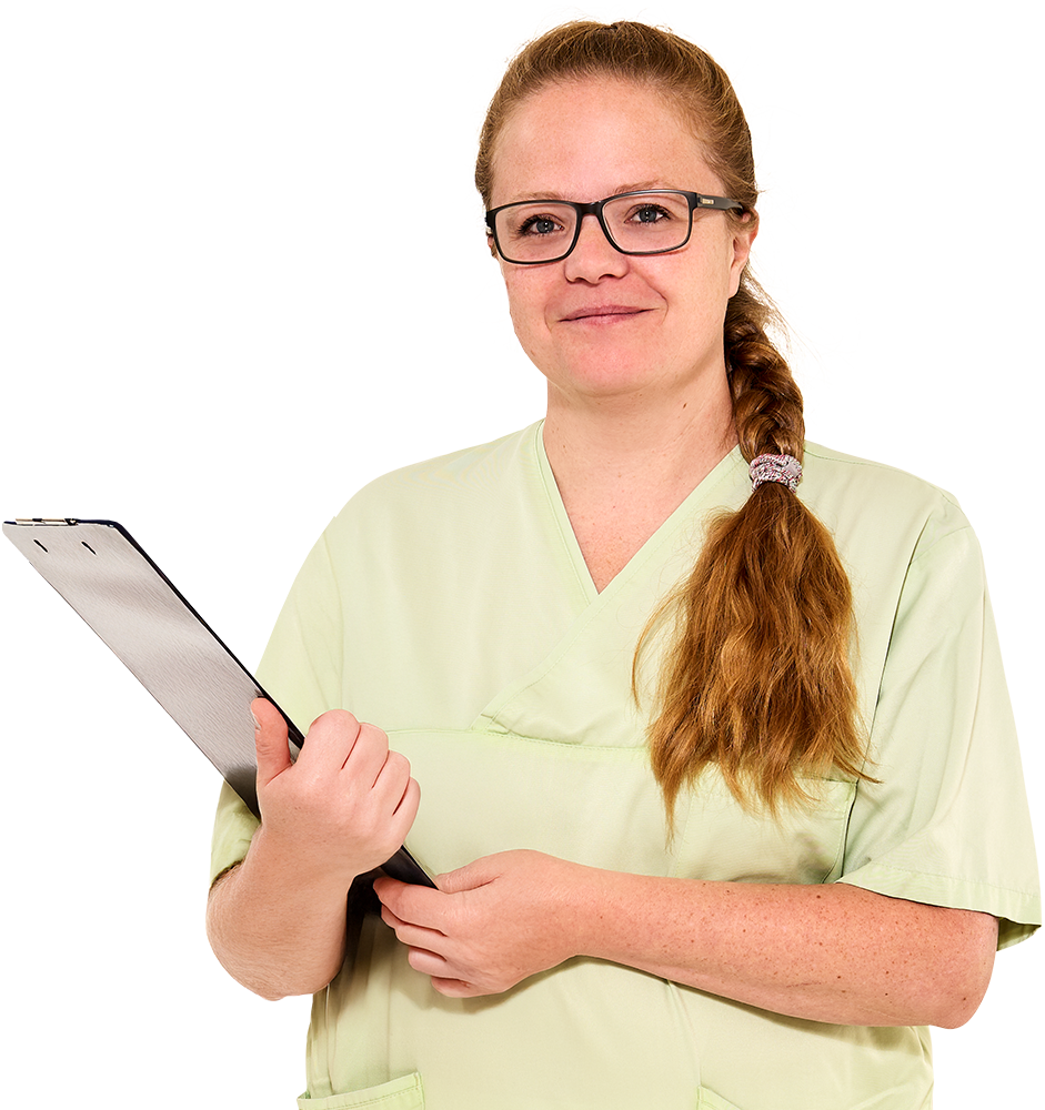 Pflegerin mit Brille und geflochtenem Haar hält Klembrett mit Patientenakte – Nachtdienst im FlexTeam des Allgemeinen Krankenhauses Celle: planbare Nachtschichten mit Zuschlägen und verlässlichem Rhythmus.