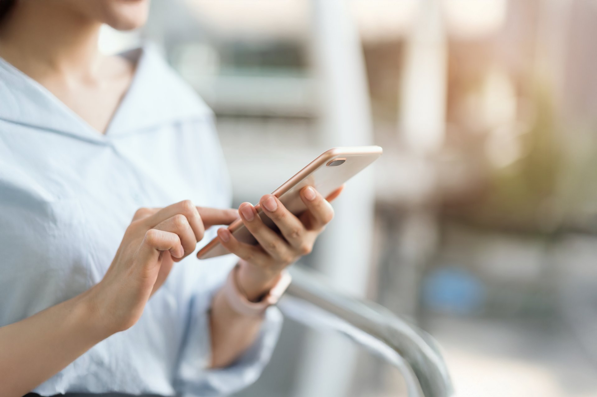 Frau benutzt ein Smartphone um einfach einen Online-Termin zu buchen